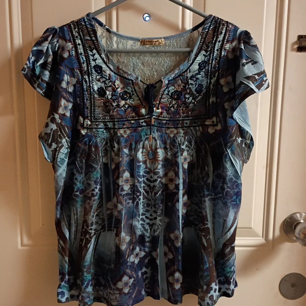 2/$10 Energē Vintage Floral Blue Blouse with Lace Detail Large